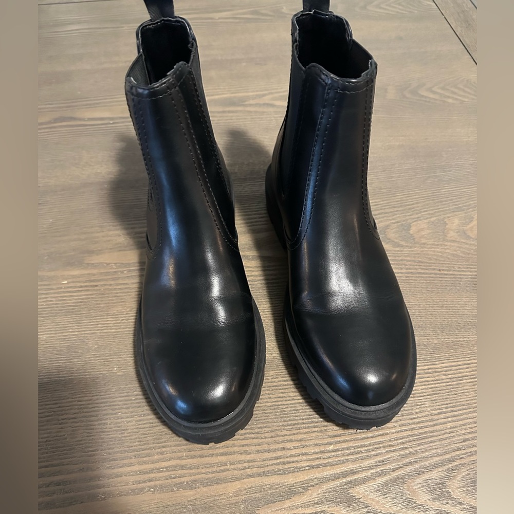 Like New Black Nine West Chelsea Boot